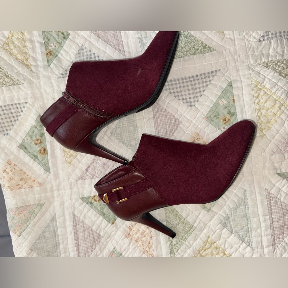Ellen Tracy Burgundy Ankle Booties Heeled - Picture 8 of 9